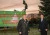 Burgemeester Backhuijs van Nieuwegein met Luc Demoulin bij de geschonken kerstboom