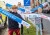 Foto van kinderen voor de ingang van het St. Antonius in Utrecht met banners waarop Rookvrij te lezen is