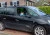 Jongen met syndroom van Down zit in de auto te wachten 