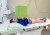 Jongen met syndroom van Down op de onderzoekstafel bij Radiologie