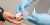 Close up beeld van zorgverlener die patient met diabetes prikt