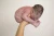 Een pasgeboren baby, hooggehouden in de hand